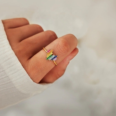 Anillo de compromiso de boda en oro 18K con diseño en forma de corazón lindo y arco iris