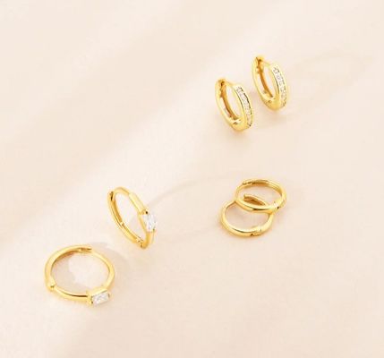 Pendientes de aro para niña con circonitas cúbicas rosas corte baguette de 10 mm chapados en oro de 14K con MOQ de 50 pares