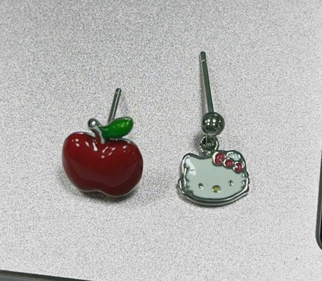 Deliciosos aretes de manzana de esmalte rojo y verde para niñas pequeñas en plata esterlina 925