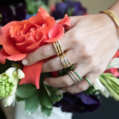 Anillo de onda de oro de diseño único y muy pulido 14K para mujeres y hombres estilo clásico