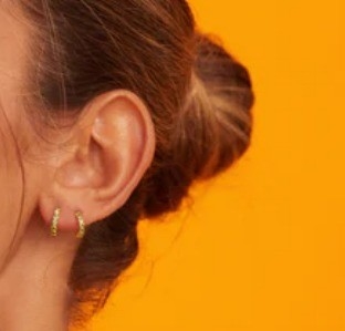 18K Oro Revestido Bebé Esmeralda CZ Huggie Aretes Para Niñas Joyería de Todos los Días