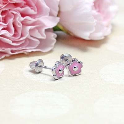 Un lindo y elegante aro de rosas de color rosado con un diseño de plata esterlina 925