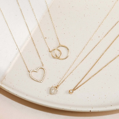 Impresionantes collares románticos de oro de 18 caratos