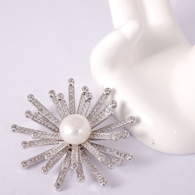 Perlas Blancas y Blancas CZ Broches de moda hechas a mano para mujeres
