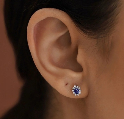 Simplemente 18K dorados de peras zafiro y blancos cúbicos de zircón aretes para el compromiso