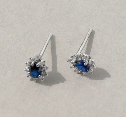 Simplemente 18K dorados de peras zafiro y blancos cúbicos de zircón aretes para el compromiso