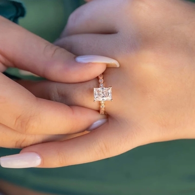 Anillo de compromiso de piedra cortada de oro de 18K estilo vintage para mujeres
