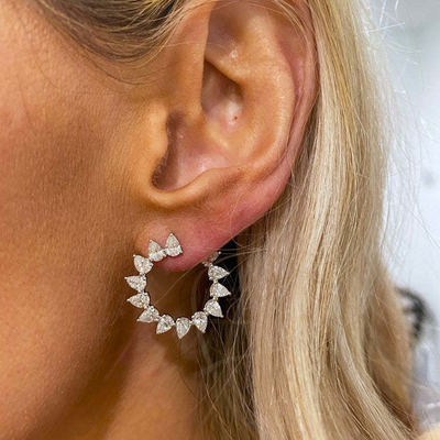 Unico corte de lágrima CZ auriculares de rodillo con forma de semicírculo para mujeres