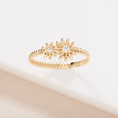 Moda Oro Revestido 925 Plata Esterlina Daisy CZ Anillo Accesorio de Elegancia Femenina