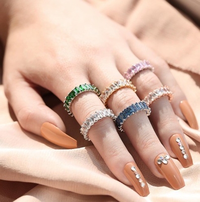 Claros anillos de boda de corte esmeralda CZ Infinity