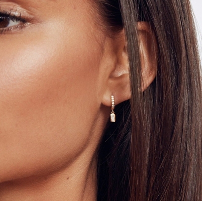 Los pendientes de oro 925 de plata para el aniversario, el compromiso.