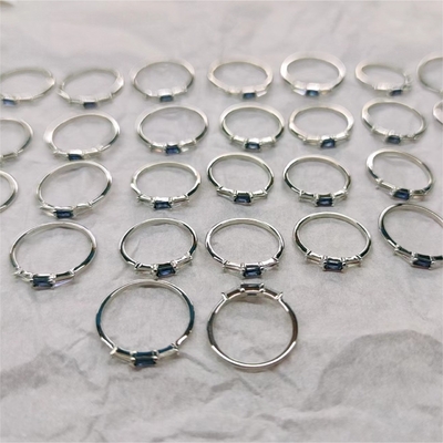Joyería fina Anillos de diamantes de tres piedras personalizados para mujeres en oro 14K 18K
