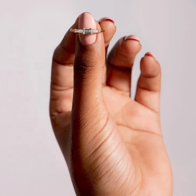 Joyería fina Anillos de diamantes de tres piedras personalizados para mujeres en oro 14K 18K