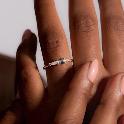 Joyería fina Anillos de diamantes de tres piedras personalizados para mujeres en oro 14K 18K