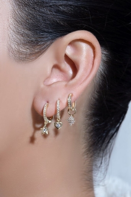 925 Sterling Silver Mini Starburst Pave CZ Huggie Los aretes con envío rápido y seguro