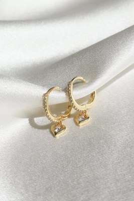 Mini Dangle Heart CZ Huggie Relicas Doradas Añadir un toque de glamour a su aspecto
