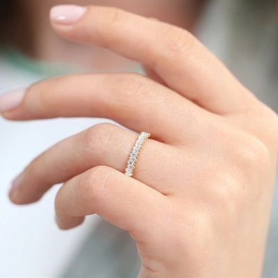 925 de plata CZ Diamante Baguette Anillo de la eternidad femenino con dorado amarillo