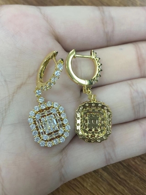 Los aretes blancos CZ 925 de plata esterlina estilo clásico para el compromiso y la boda