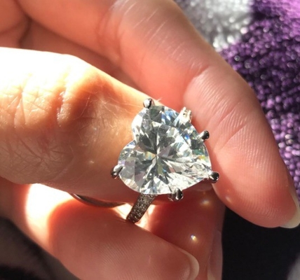 Tecnología de inserción de micro inserción Corte de corazón CZ Piedra 925 Anillos de compromiso de plata esterlina