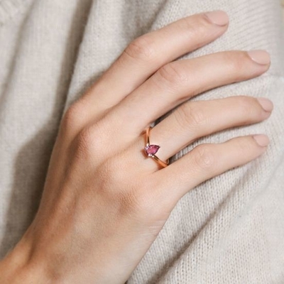 Oro rosa Revestido 925 Plata Esterlina Perra Cortada Violeta Zafiro Anillo Curvo Apilable