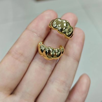 Pendientes de botón de media luna chapados en rodio y oro de 18 quilates – Elegantes pendientes de aro tipo cúpula para mujer, perfectos para el día a día y fiestas