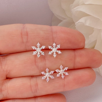 Pendientes de botón de copo de nieve de plata de ley 925 con baño de rodio y circonita cúbica, 2 g