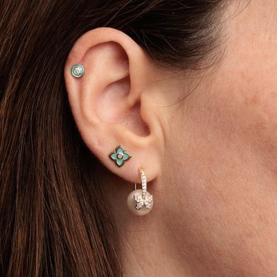 Pendientes de botón de flor mini esmaltados en turquesa chapados en oro de 18K en plata de ley 925