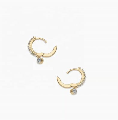 Tendencia 14K Dorado Zircon Plated Drop Pave Huggie Aretes con 9,5 mm de diámetro de perfil y 12 mm de caída total