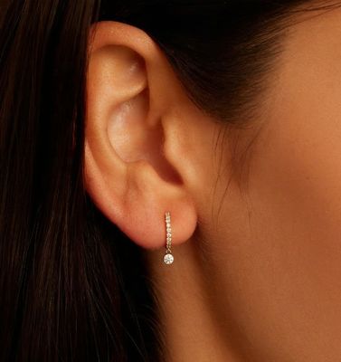 Tendencia 14K Dorado Zircon Plated Drop Pave Huggie Aretes con 9,5 mm de diámetro de perfil y 12 mm de caída total
