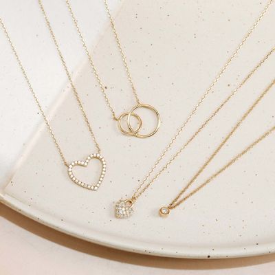 Impresionantes collares románticos de oro de 18 caratos