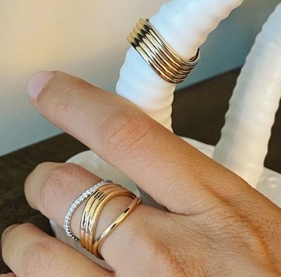 Elegantes anillos de acero inoxidable para chicas