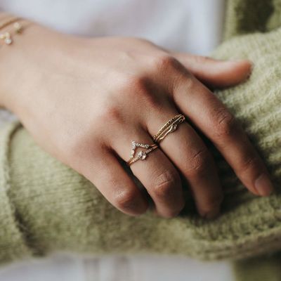 Anillos de apilamiento en forma de V con redondo y blanco marqués CZ en plata esterlina 925