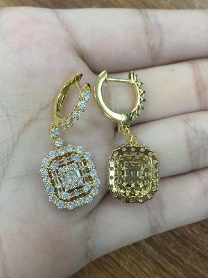Los aretes blancos CZ 925 de plata esterlina estilo clásico para el compromiso y la boda