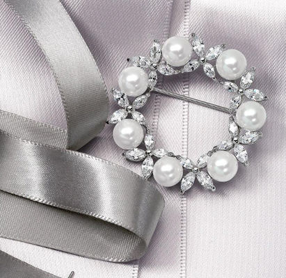 Broche de hojas doradas círculo de perlas blancas 925 de plata broches de lujo para mujeres