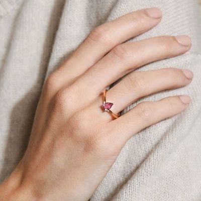 Oro rosa Revestido 925 Plata Esterlina Perra Cortada Violeta Zafiro Anillo Curvo Apilable
