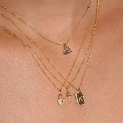 Collar grabado con circonitas chapado en oro rodio de plata de ley 925
