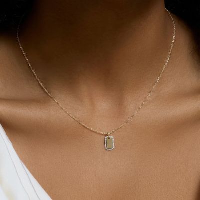 Collar grabado con circonitas chapado en oro rodio de plata de ley 925