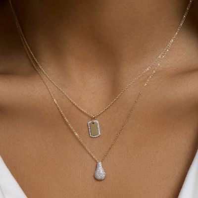 Collar grabado con circonitas chapado en oro rodio de plata de ley 925