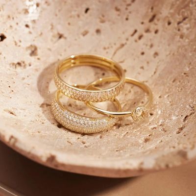 Anillo de media eternidad con circonitas cúbicas chapado en oro de 18 quilates y plata de ley 925 para mujer