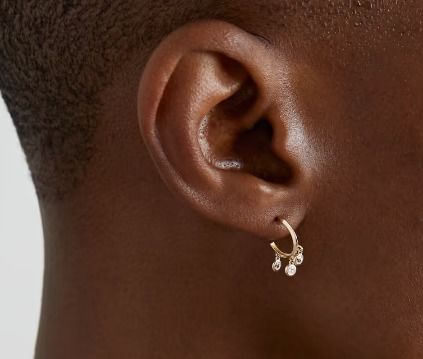 Pendientes de aro de latón chapados en oro de 14K con engaste de bisel de circonita