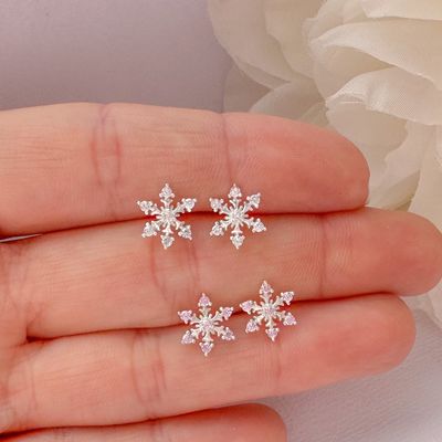 Pendientes de botón de copo de nieve de plata de ley 925 con baño de rodio y circonita cúbica, 2 g