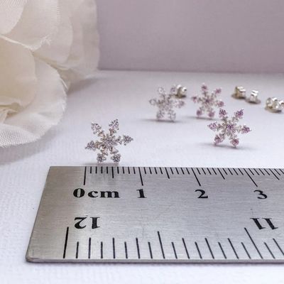 Pendientes de botón de copo de nieve de plata de ley 925 con baño de rodio y circonita cúbica, 2 g