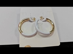 el aro de esmalte blanco