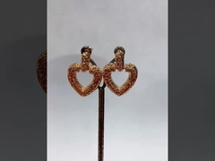 En el corazón abraza el pendiente