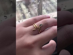 Hecho de plata de ley 925 pura, este diseño ofrece un brillo excepcional y es respetuoso con la piel.